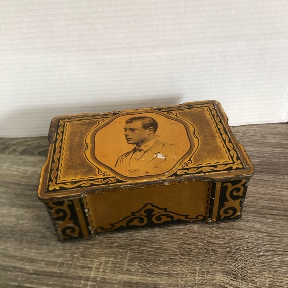 Vtg King Edward VIII Cremona Toffee Tin - Picture 2 of 15